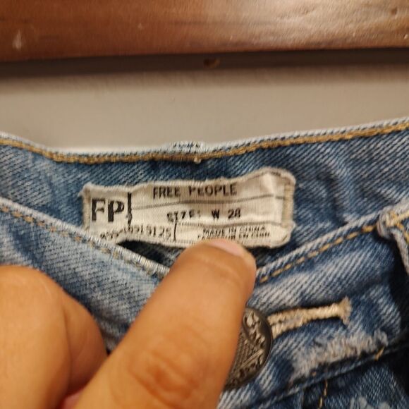 Jean shorts with lace by Free People. Size 28 - Picture 3 of 3